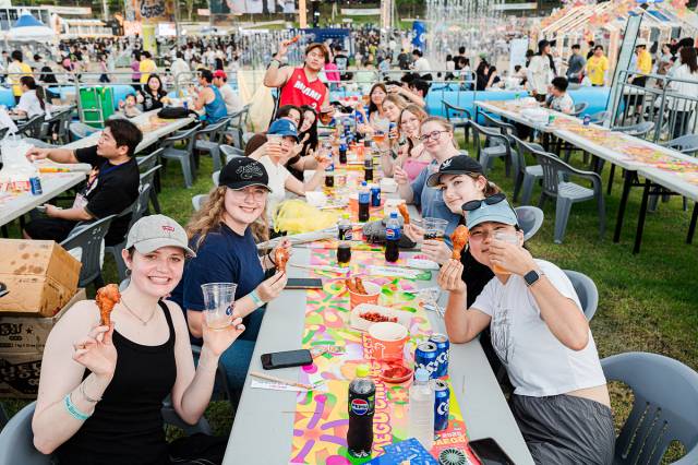 지난해 열린 대구치맥페스티벌 행사장에서 시민과 관광객들이 치킨과 맥주를 즐기며 축제를 만끽하고 있다. 대구시 제공.