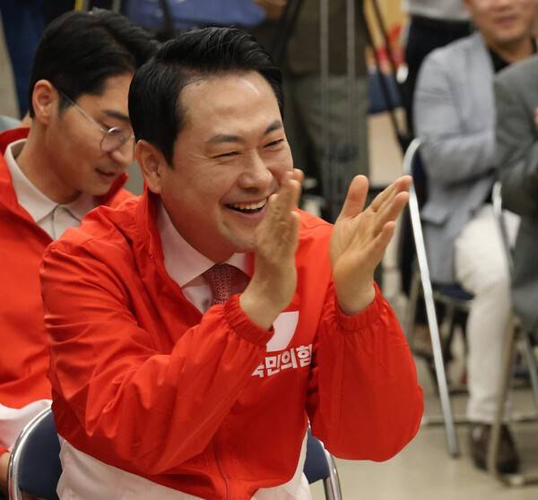 국민의힘&nbsp;장동혁&nbsp;대표가 16일 전북 전주시 완산구 국민의힘 전북도당에서 열린 전북 선거대책위원회 발대식 및 필승결의대회에서 손뼉을 치며 활짝 웃고 있다.연합뉴스