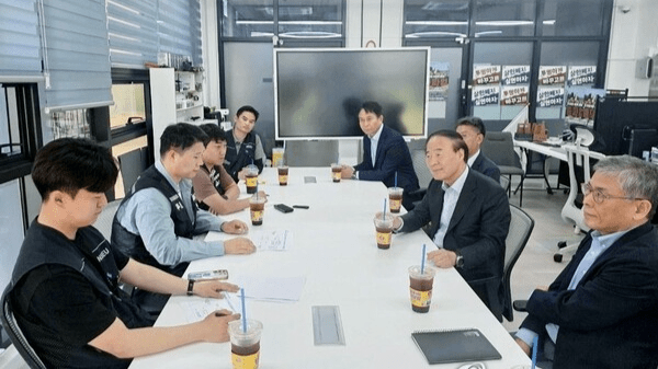 전영현 대표이사 부회장(오른쪽 두 번째)을 비롯한 삼성전자 DS 부문 사장단이 15일 경기도 삼성전자 평택 사업장을 방문해 초기업노조 최승호 위원장(왼쪽 두 번째) 등 노조 지도부와 면담하고 있다. 삼성전자 제공