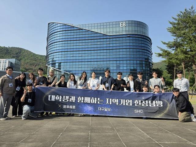 대구일보가 지역 산·학 연계 기획으로 마련한 '불여일견-청년, 현장에서 길을 찾다' 세 번째 탐방이 지난 15일 대구 달성군 현풍읍 소재 대구경북과학기술원에서 열린 가운데 프로그램 참가 학생 및 관계자들이 현장 견학을 마친 후 단체사진을 찍고 있다. 권영진 기자
