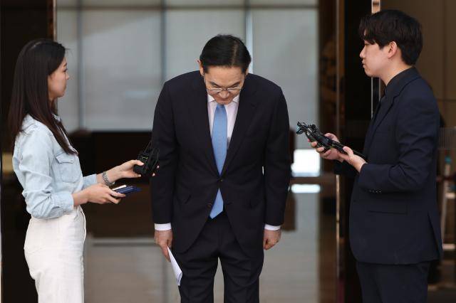 해외 출장을 마치고 급거 귀국한 이재용 삼성전자 회장이 16일 서울 김포비즈니스항공센터(SGBAC)에서 머리 숙여 사죄 인사를 하고 있다. 2026.5.16 [사진=연합뉴스]