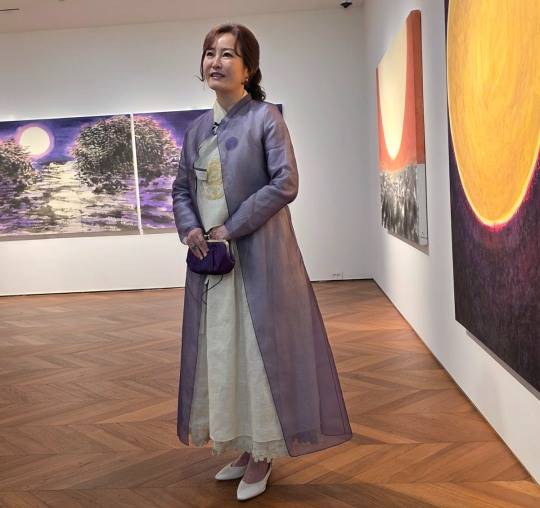 류재춘 작가가 14일 서울 아톨로지에서 개막한 전시회에서 자신의 대표작품 가운데 하나인 월하, 더문 등을 소개하고 있다.