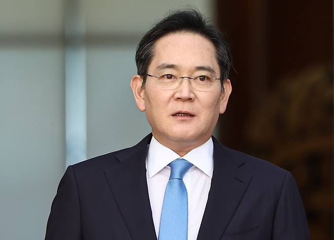 이재용 삼성전자 회장이 16일 서울 강서구 서울김포비즈니스항공센터로 귀국하며 노사 문제와 관련 "전세계 고객들께 진심으로 사과드린다"며 입장을 밝히고 있다. / 뉴스1