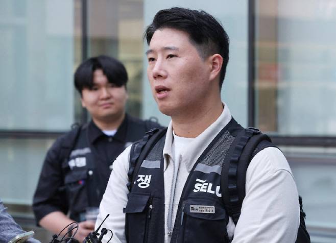 최승호 초기업노조 삼성전자지부 위원장이 지난 13일 경기 수원시 영통구 수원지방법원에서 열린 삼성전자가 노조를 상대로 제기한 위법 쟁의행위 금지 가처분 신청 심문을 마치고 나와 취재진 질문에 답하고 있다. (사진=연합뉴스)