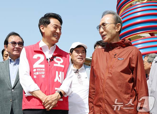 오세훈 국민의힘 서울시장 후보가 15일 서울 청계천에서 만난 이명박 전 대통령과 시민들에게 인사하고 있다. 2026.5.15 ⓒ 뉴스1 박지혜 기자