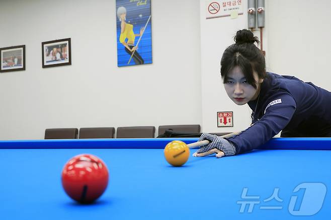 LPBA 무대에서 활약 중인 이미래 프로가 30일 오후 서울시 송파구 양재대로 한국체육대학교에서 뉴스1과 100세 운동법 '당구' 원포인트 레슨을 하고 있다. ⓒ 뉴스1 박정호 기자