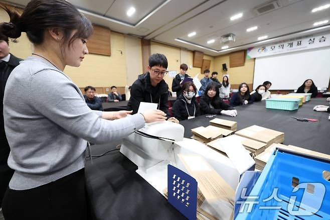 6·3 지방선거를 98일 앞둔 25일 광주 서구 김대중컨벤션센터에서 열린 선거관리위원회의 모의 개표 실습에서 우편 투표 개봉 작업이 이뤄지고 있다. 2026.2.25 ⓒ 뉴스1 이승현 기자