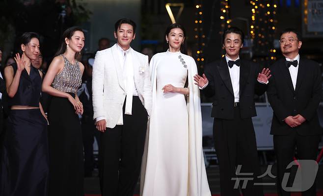 16일(현지시간) 프랑스 남부 소도시 칸 팔레 데 페스티발(Palais des Festivals) 뤼미에르 대극장에서 열린 제79회 칸 국제영화제 미드나잇 스크리닝 초청작 ‘군체’ 공식 시사회에서 연상호 감독과 전지현, 지창욱, 구교환, 신현빈, 김신록 등 출연진이 레드카펫에 오를 준비를 하고 있다. 2026.5.16 ⓒ 뉴스1 이준성 특파원