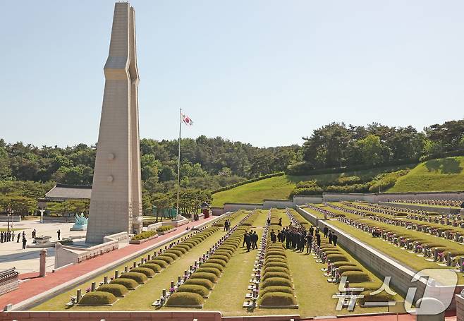 제 46주년 5·18민주화운동 기념일을 사흘 앞둔 15일 광주 북구 운정동 국립 5·18민주묘지가 참배를 위한 시민들의 발길이 이어지고 있다. ⓒ 뉴스1 박지현 기자