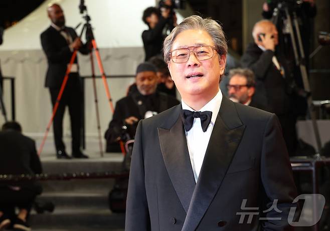 16일(현지시간) 프랑스 남부 소도시 칸 팔레 데 페스티발(Palais des Festivals) 뤼미에르 대극장에서 열린 제79회 칸 국제영화제 미드나잇 스크리닝 초청작 ‘군체’ 공식 시사회에서 경쟁부문 심사위원장을 맡은 박찬욱 감독이 레드카페에 올라 포즈를 취하고 있다. 2026.5.16 ⓒ 뉴스1 이준성 특파원