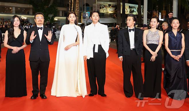 16일(현지시간) 프랑스 남부 소도시 칸 팔레 데 페스티발(Palais des Festivals) 뤼미에르 대극장에서 열린 제79회 칸 국제영화제 미드나잇 스크리닝 초청작 ‘군체’ 공식 시사회에서 연상호 감독과 전지현, 지창욱, 구교환, 신현빈, 김신록 등 출연진이 레드카펫에 올라 포즈를 취하고 있다. 2026.5.16 ⓒ 뉴스1 이준성 특파원
