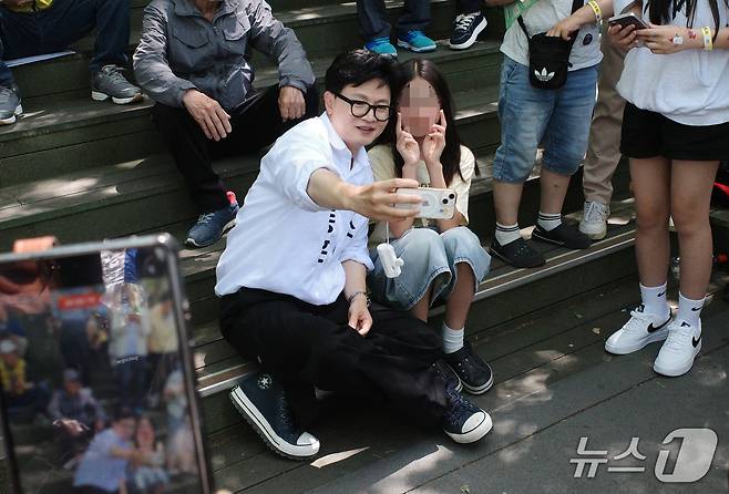 한동훈 부산 북구갑 국회의원 보궐선거 무소속 후보가 16일 부산 북구 만덕동 백양근린공원에서 열린 만덕지기 마을축제에서 지역주민과 사진을 찍고 있다. 2026.05.16 ⓒ 뉴스1 김세정 기자