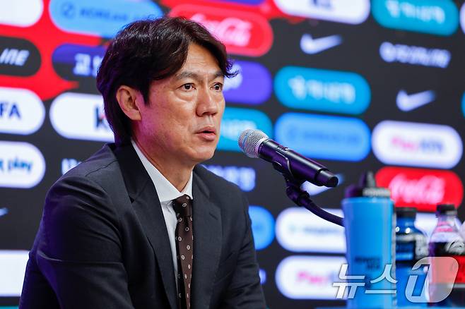 홍명보 감독이 16일 오후 서울 종로구 KT온마당에서 2026 FIFA 북중미 월드컵 대한민국 축구국가대표팀 최종 명단 발표를 마친 뒤 취재진 질문에 답하고 있다. 2026.5.16 ⓒ 뉴스1 안은나 기자