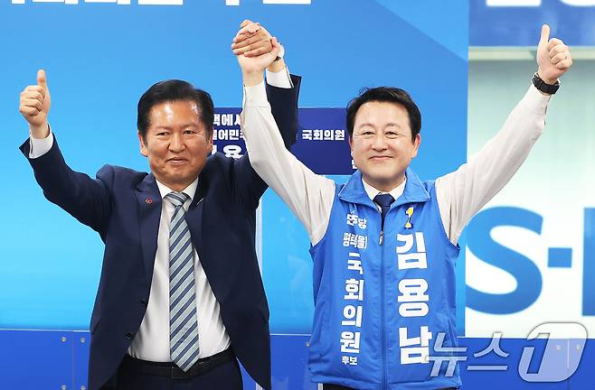 김용남 더불어민주당 경기 팽택을 국회의원 후보가 15일 경기 평택시 안중읍 선거사무소에서 열린 개소식에서 정청래 대표와 함께 기념촬영을 하고 있다. (공동취재) 2026.5.16 ⓒ 뉴스1 김영운 기자