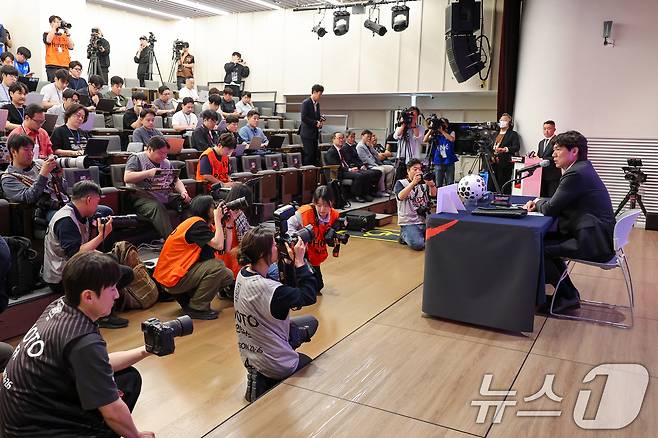 홍명보 감독이 16일 오후 서울 종로구 KT온마당에서 2026 FIFA 북중미 월드컵 대한민국 축구국가대표팀 최종 명단 발표를 마친 뒤 취재진 질문에 답하고 있다. 2026.5.16 ⓒ 뉴스1 안은나 기자
