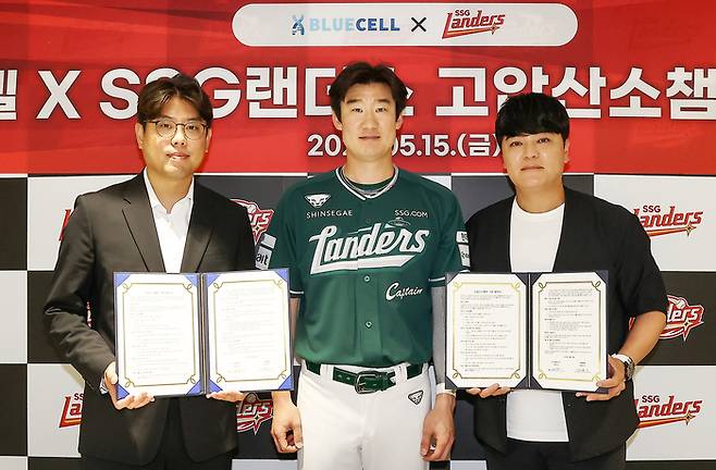 추신수 구단주 보좌역 겸 육성총괄이 15일 선수단의 체계적인 회복 관리와 퍼포먼스 유지를 위해 고압산소챔버 전문 기업 ‘블루셀(BLUECELL, 대표 정백기)’과 HBOT 후원 협약 행사를 진행했다. 사진 | SSG 랜더스