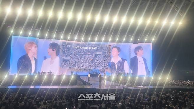 밴드 루시 KSPO DOME 콘서트 마지막에 팬들이 노래로 화답하는 모습  사진ㅣ임재청 기자