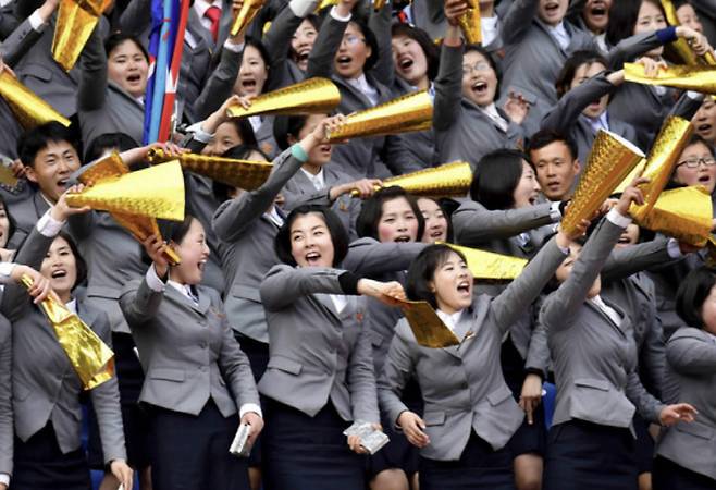 2017년 김일성경기장에서 펼쳐진 여자축구 아시안컵 남북 예선전에서 북한 여자축구 대표팀을 열렬히 응원하는 북한 응원단. 사진출처=평양공동취재단