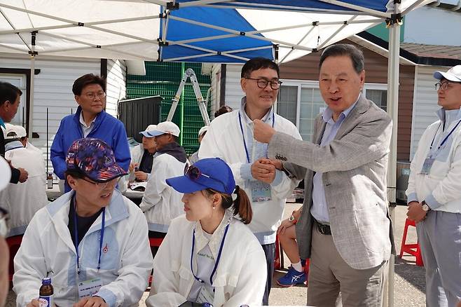김은섭 회장과 강태선 회장의 인사