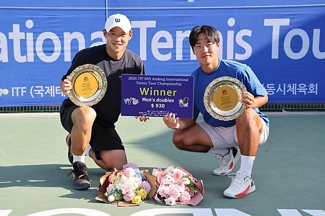 ITF 안동 국제남자테니스대회(M15) 복식에서 우승한 심성빈과 신산희(오른쪽)