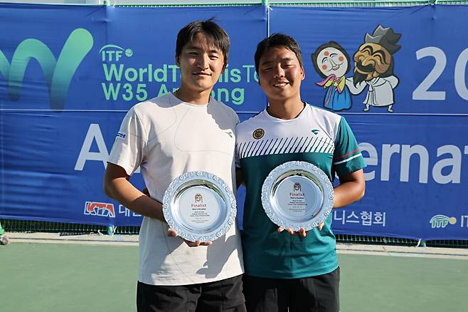 ITF 안동 국제남자테니스대회 복식 준우승 한선용과 정윤성(오른쪽)