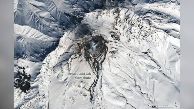 화산열로 인해 러시아 시벨루치 화산 경사면의 눈이 녹고 있는 모습이 보인다. (출처=NASA 지구관측소/로렌 도핀)