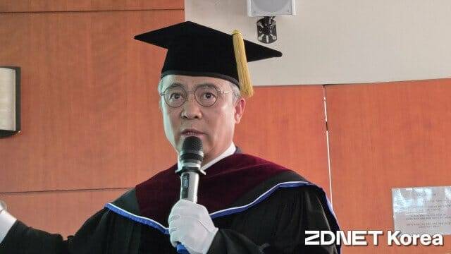 권헌영 주임 교수가 대학원과 최고위 과정을 소개하고 있다.