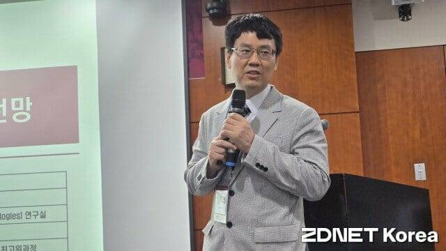 정익랙 대학원장이 3부 강연시간에 암호화페 이슈와 전망을 주제로 발표하고 있다.