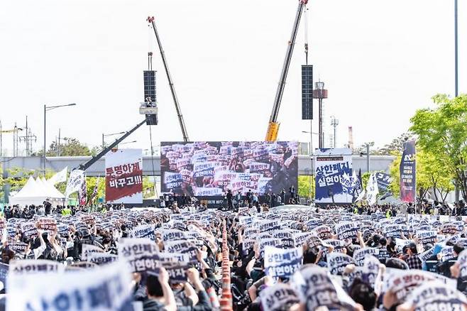 지난달 23일 경기도 평택시 삼성전자 평택캠퍼스 앞에서 열린 삼성전자 노동조합 공동투쟁본부 투쟁 결의대회에서 조합원들이 피켓을 들고 구호를 외치고 있다. 삼성전자 노동조합 공동투쟁본부