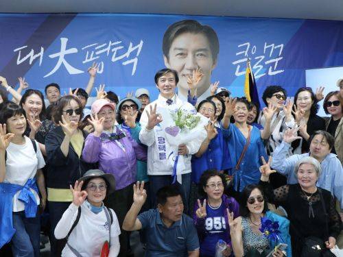조국 조국혁신당 경기 팽택을 국회의원 후보가 16일 경기 평택시 안중읍 선거사무소에서 열린 개소식에서 기념촬영을 하고 있다. 조 후보 캠프