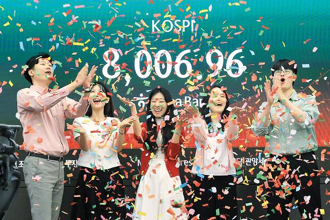 15일 오전 개장 직후 코스피가 사상 처음으로 장중 8000선을 넘어서자 서울 중구 하나은행 딜링룸에서 직원들이 축하를 하고 있다.하지만, 이후 하락세로 돌아서 8000선을 넘은지 약 4시간만인 오후 1시28분쯤에 매도 사이드카(프로그램 매도 호가 일시 정지)가 발동됐다. 결국 이날 코스피는 6.12% 하락한 7493.18에 마감했다. / 장경식 기자