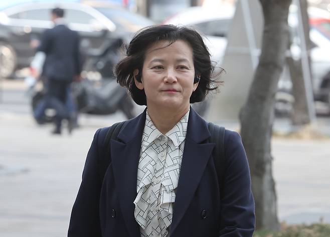 법무부 인사에서 고검 검사급 보직으로 사실상 강등된 정유미 검사장(대전고검 검사)이 지난 3월 26일 서울 서초구 서울행정법원에서 열린 인사명령처분취소 1심 변론기일에 출석하고 있다. /연합뉴스