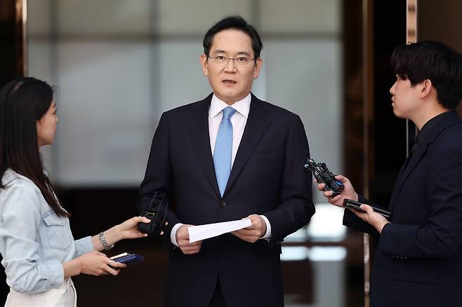 일본 출장을 마치고 귀국한 이재용 삼성전자 회장이 16일 서울 김포비즈니스항공센터(SGBAC)에서 입장문을 읽고 있다./연합뉴스