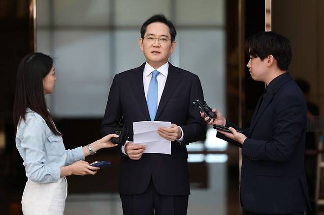 해외 출장을 마치고 귀국한 이재용 삼성전자 회장이 16일 서울 김포비즈니스항공센터(SGBAC)에서 입장문을 읽고 있다.ⓒ연합뉴스