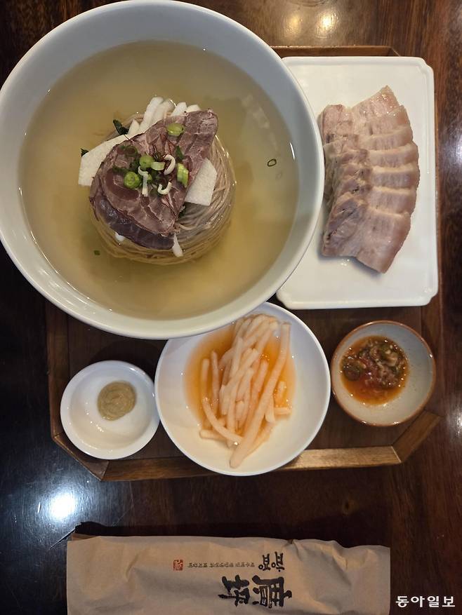 서울 서초구 ‘광평’ 평양냉면과 돔베고기. 제주산 일반 메밀과 쓴 메밀을 섞어 면의 식감과 향을 극대화했다. 이설 기자 snow@donga.com