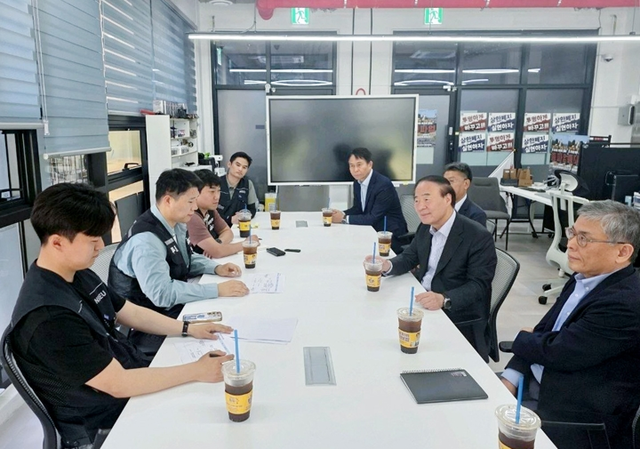 전영현(오른쪽 두 번째) 대표이사 부회장을 비롯한 삼성전자 DS 부문 사장단이 지난 15일 경기도 삼성전자 평택 사업장을 방문해 초기업노조 최승호(왼쪽 두 번째)  위원장 등 노조 지도부와 면담하고 있다. [삼성전자 제공]
