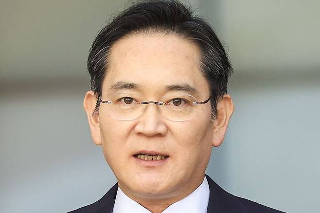 이재용 삼성전자 회장이 16일 서울 강서구 김포국제공항 비즈니스센터로 귀국하며 취재진 앞에서 총파업이 예고된 노사 현안과 관련해 입장을 밝히고 있다. 뉴시스