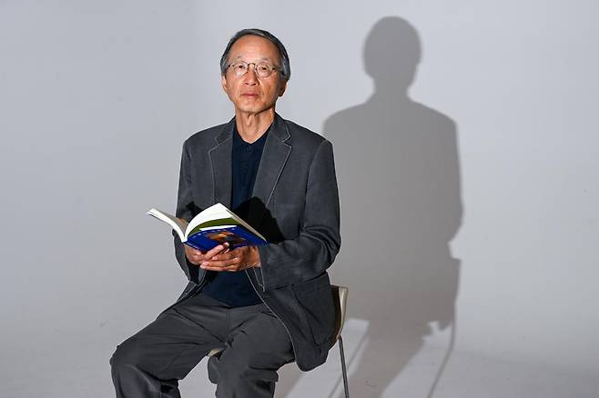 장편소설 '그들이 있었던 곳'을 들고 13일 서울 중구 한국일보사를 찾은 정찬 작가는 "5월 광주를 소재로 2002년 세상에 내놓았던 장편 '광야'를 바탕으로 새로이 쓴 소설"이라 소개했다. 박지연 인턴기자