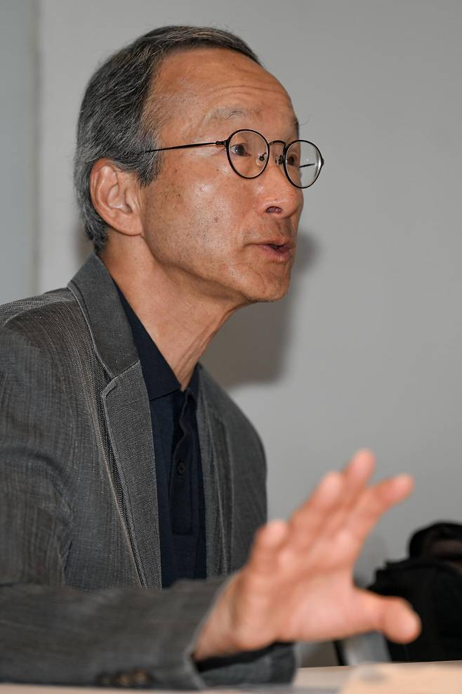 정찬 작가는 "역사는 사실을 바탕으로 기록하지만 소설은 사실 너머 있는 진실을 추적한다는 점에서 결정적으로 다르다"며 "소설에서 허구는 보이지 않는 진실을 보이게 하는 굉장히 중요한 장치"라고 했다. 박지연 인턴기자