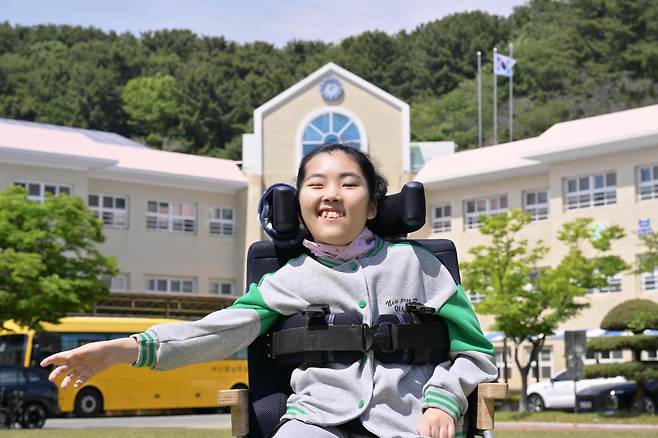 7일 부산 혜남학교 앞에서 배유화씨가 포즈를 취하고 있다. 부산=최주연 기자