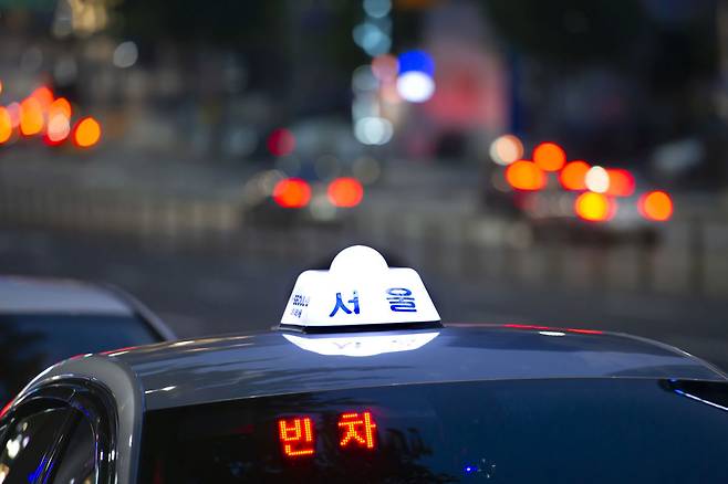 스마트폰 지도 없이 길을 찾고 낯선 공간을 기억하는 공간 탐색 활동을 하면 해마를 자극할 수 있다. 해마는 뇌에서 기억과 학습을 담당하는 부분으로, 공간과 주변 상황을 기억하고 처리하는 역할을 한다. ​/사진=클립아트코리아