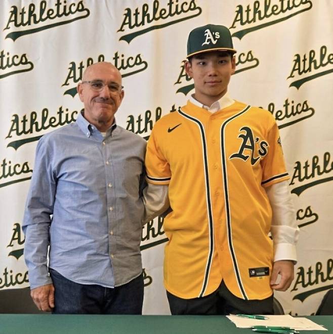 미국 메이저리그(MLB) 오클랜드 애슬레틱스 산하 마이너리그에서 뛰는 좌투우타 2루수인 모리이 쇼타로(오른쪽). 오클랜드 애슬레틱스