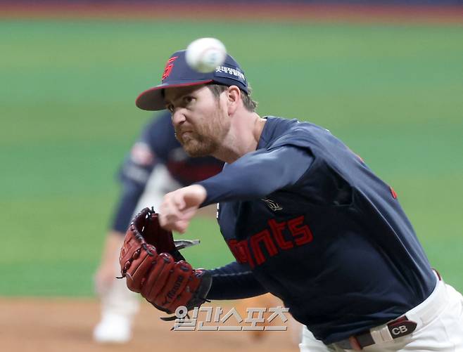 롯데 선발 반즈가 힘차게 공을 던지고 있다. 고척=정시종 기자