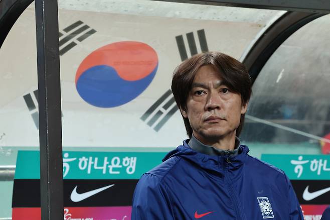 <yonhap photo-5149=""> 파라과이전 앞둔 홍명보 감독 (서울=연합뉴스) 임화영 기자 = 14일 서울 마포구 서울월드컵경기장에서 열린 한국과 파라과이 축구 대표팀의 친선경기. 한국 축구 대표팀 홍명보 감독이 경기장에 입장한 뒤 선수들을 바라보고 있다. 2025.10.14 hwayoung7@yna.co.kr/2025.10.14 20:06:58/ <저작권자 ⓒ 1980~2025 ㈜연합뉴스. 무단 전재 재배포 금지, AI 학습 및 활용 금지></yonhap>