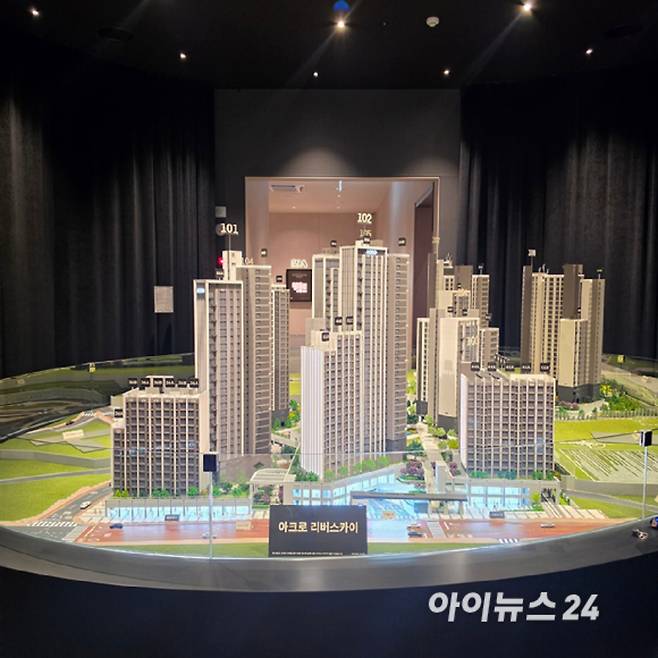 견본주택에 마련된 아크로 리버스카이 단지 모형도. 2026.05.15 [사진=이효정 기자 ]