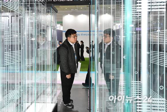 지난 3월 11일 서울 강남구 코엑스에서 열린 '인터배터리 2026'에서 참석자들이 삼성SDI 전시장을 둘러보고 있다. [사진=곽영래 기자]