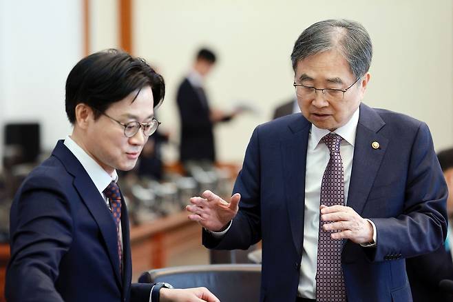 김정관 산업통상부 장관과 조현 외교부 장관. 뉴스1
