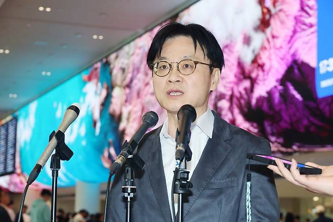 김정관 산업통상부 장관이 방미 일정을 마친 뒤 10일 인천국제공항을 통해 귀국해 취재진의 질문에 답하고 있다. 연합뉴스