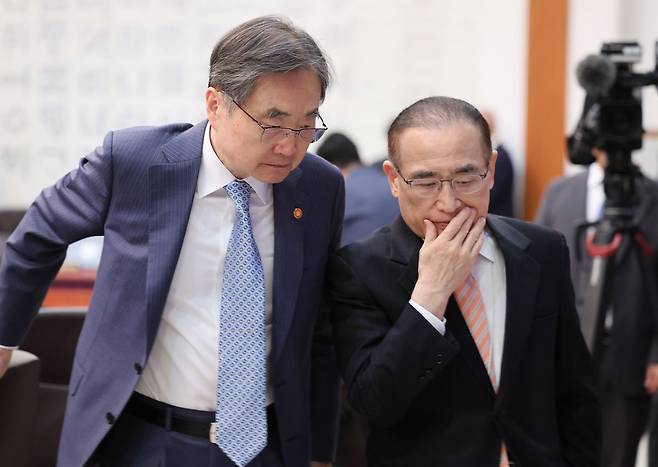 조현 외교부 장관과 위성락 국가안보실장이 지난달 6일 청와대에서 열린 국무회의 겸 제4차 비상경제 점검회의에 앞서 대화하고 있다. 뉴스1