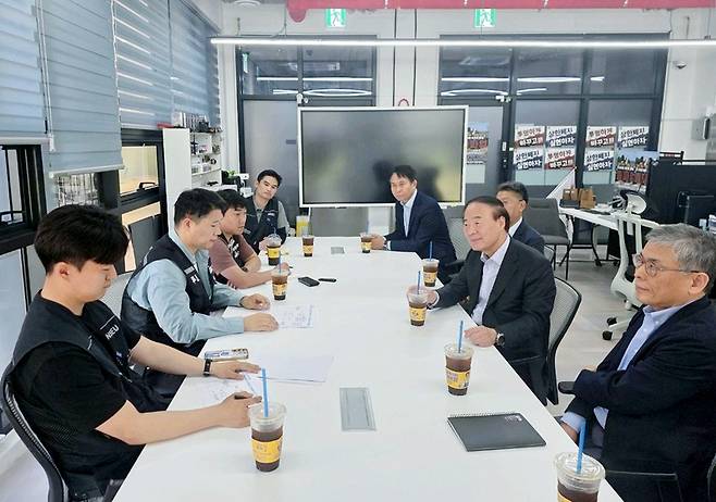 ▲ 전영현 대표이사 부회장(오른쪽 두 번째)을 비롯한 삼성전자 DS 부문 사장단이 15일 경기도 삼성전자 평택 사업장을 방문해 초기업노조 최승호 위원장(왼쪽 두 번째) 등 노조 지도부와 면담하고 있다.  [삼성전자 제공=연합뉴스]